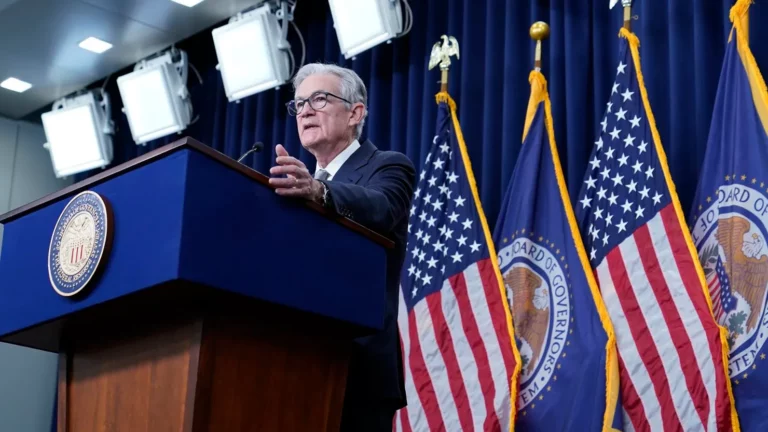 مقامات فدرال رزرو ، تصمیمات مربوط به نرخ بهره را اعلام می کنند