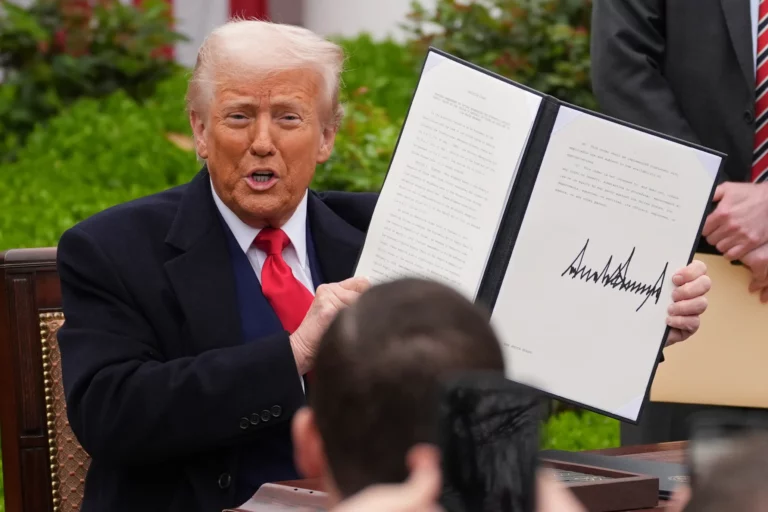 اعتراض گسترده وال استریت به سیاست‌های اقتصادی ترامپ